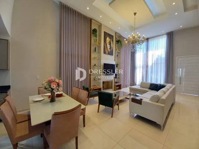 Sala de estar com decoração moderna e piso claro.