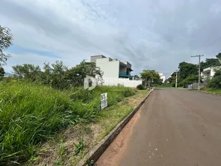 Vista da fachada de uma residência em Lajeado, Brasil, ao lado de uma estrada.