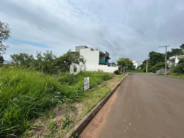 Vista da fachada de uma residência em Lajeado, Brasil, ao lado de uma estrada.