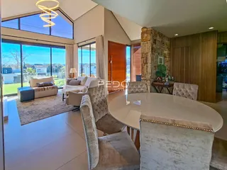 Sala de estar com vista para o exterior em um imóvel em Lajeado.