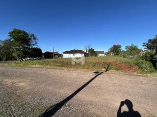 Vista externa de uma propriedade em Lajeado, Brasil, com terreno e vegetação ao fundo.