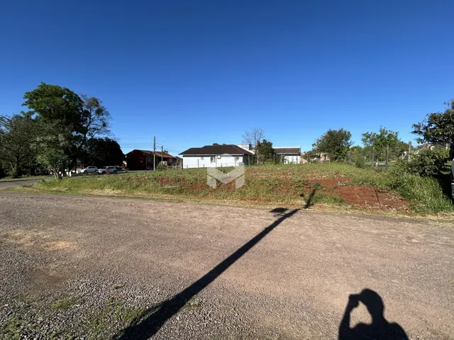 Vista externa de uma propriedade em Lajeado, Brasil, com terreno e vegetação ao fundo.