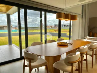 Uma sala de jantar com vista para o exterior.