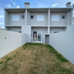 Foto da fachada de uma residência em Lajeado, Brasil, com jardim em primeiro plano.