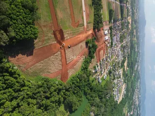 Vista aérea de uma área com vegetação densa e desenvolvimento residencial.