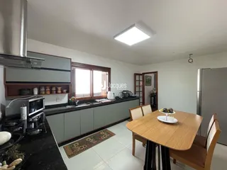 Foto de uma cozinha e sala de jantar em um imóvel no Brasil.