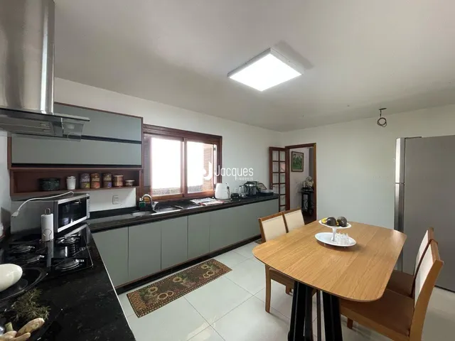 Foto de uma cozinha e sala de jantar em um imóvel no Brasil.