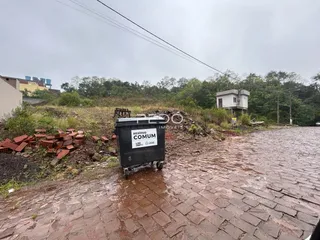 Vista da rua e da área externa de uma propriedade em Lajeado.