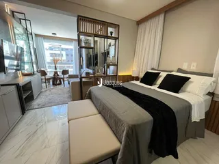 Quarto com cama e decoração de madeira em um imóvel no Brasil.