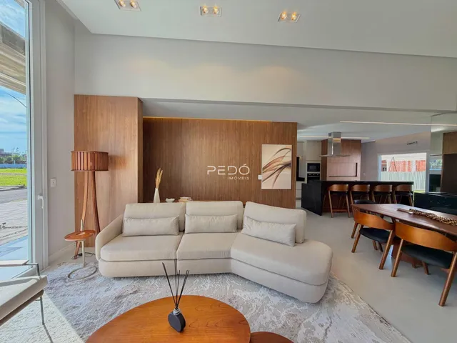 Sala de estar com sofá e painel de madeira em um imóvel no Brasil.