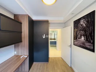 Interior moderno com piso de madeira e detalhes em madeira escura.