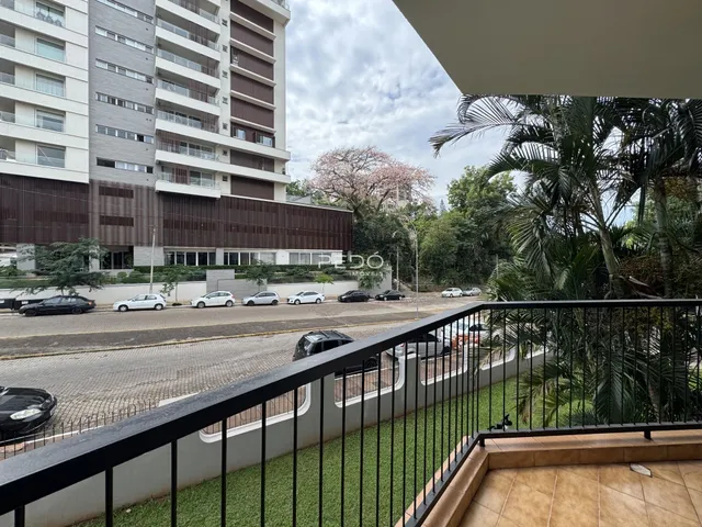 Vista da rua e do prédio residencial em Lajeado.
