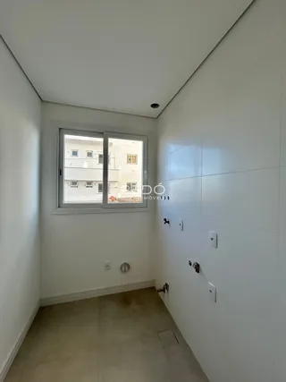 Corredor com janela em uma residência.