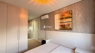 Quarto com armários brancos e decoração de parede em um imóvel no Brasil.