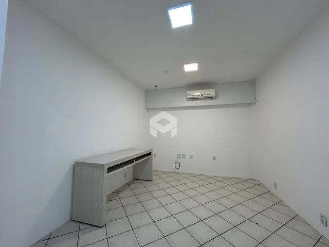 Foto de um cômodo interno com paredes brancas e piso de cerâmica.