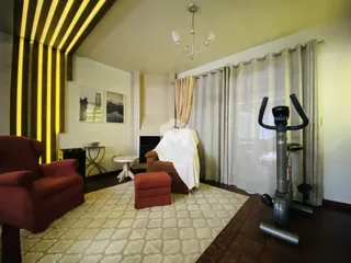 Sala de estar com lareira e cortinas claras.