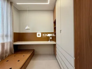 Foto de um ambiente interno com bancada e armários de madeira clara.