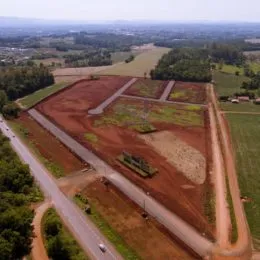 Vista aérea de um lote de terra com estrada de acesso em Lajeado, Brasil.