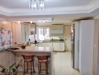 Foto de uma cozinha moderna com armários brancos e ilha central.