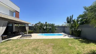 Vista externa de uma piscina e jardim em uma propriedade no Brasil.