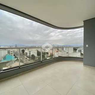 A vista da propriedade em Lajeado, Brasil, é capturada através da janela.