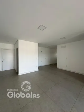 Vista interna de um ambiente com paredes brancas e piso claro.