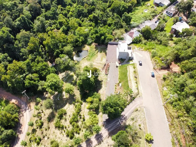 Vista aérea de uma propriedade com vegetação densa em Lajeado.