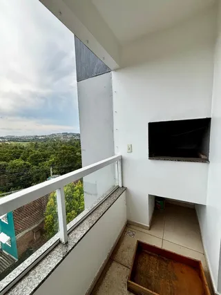 Vista da varanda mostrando a paisagem verde da região.