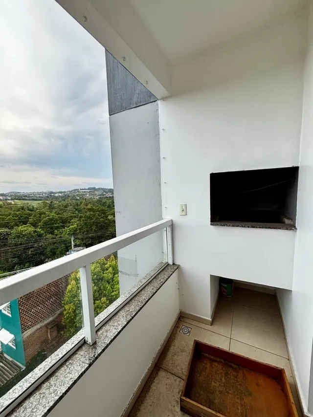 Vista da varanda mostrando a paisagem verde da região.