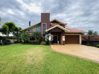 Fachada de uma casa em Lajeado, Brasil com jardim e área de garagem.