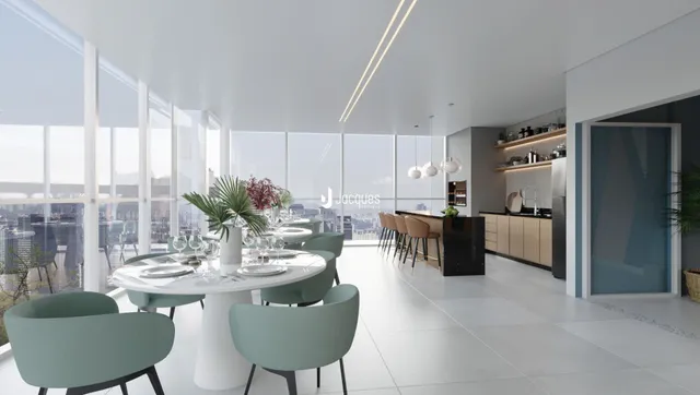 Uma mesa de jantar branca com cadeiras cinzas está localizada em um ambiente moderno com grandes janelas.