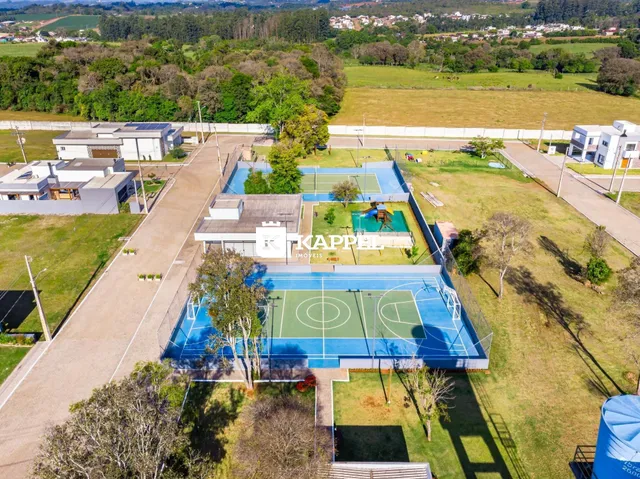 Vista aérea de uma quadra esportiva externa em um terreno residencial em Lajeado.