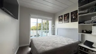 Quarto com vista para o exterior e janela ampla.