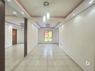 Corredor interno de uma residência com piso de cerâmica.