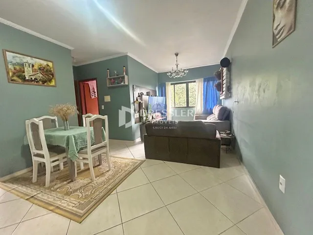 Sala de estar com mesa de jantar e sofá em um imóvel no Brasil.
