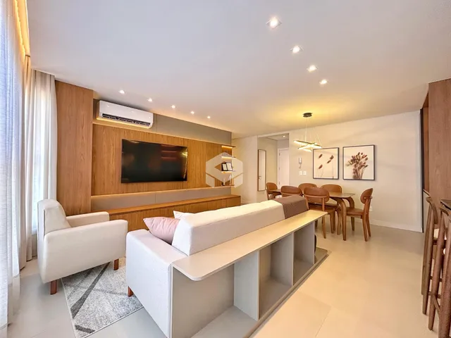Sala de estar moderna com decoração em madeira e ambiente claro.