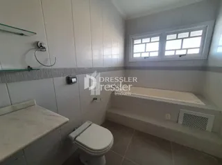 Foto de um banheiro interno com azulejos brancos.
