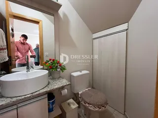 Foto de um banheiro com pia e vaso sanitário em uma residência.