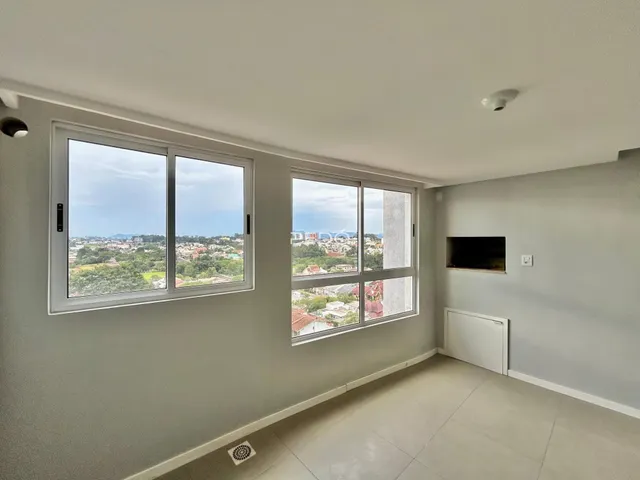Sala de estar com vista para a paisagem urbana de Lajeado.