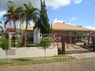 Fachada de uma residência em Lajeado, Brasil, com cerca e vegetação.