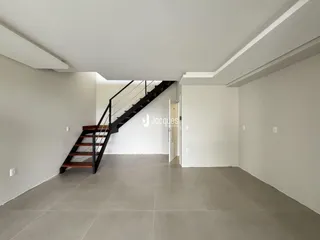Hall com escadaria em um imóvel.