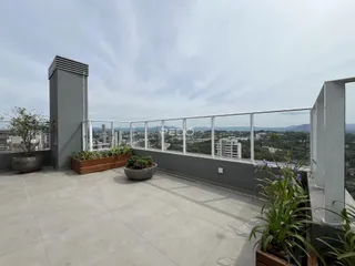 Varanda com vista panorâmica da paisagem urbana.