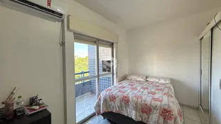 Quarto com vista para a varanda.
