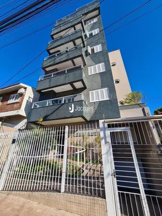 Fachada de um prédio residencial em Lajeado, Brasil, com grade de segurança na frente.