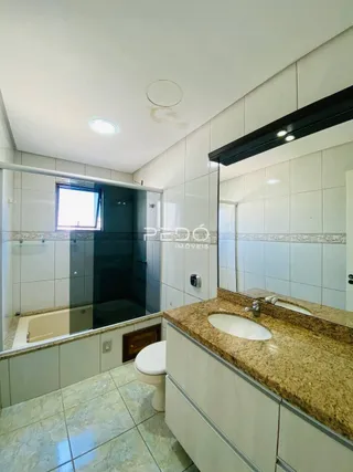 A foto mostra o interior de um banheiro com revestimento cerâmico.