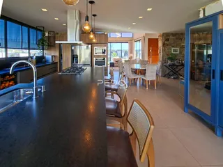 Vista da cozinha e sala de jantar de um imóvel em Lajeado, Brasil.