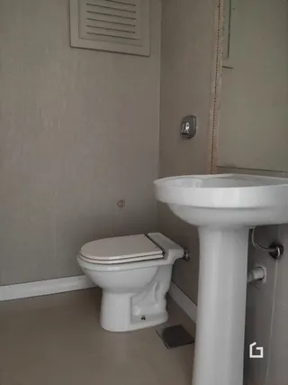 Foto de um vaso sanitário em um ambiente interno.