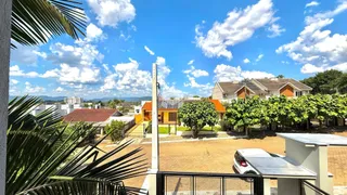 Vista externa de uma residência em Lajeado, Brasil, com céu azul e vegetação.