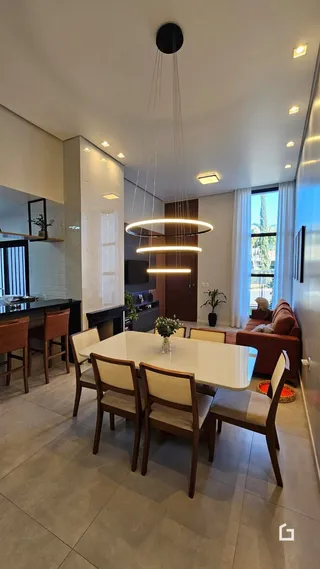 Uma sala de jantar com mesa e cadeiras em um imóvel no Brasil.