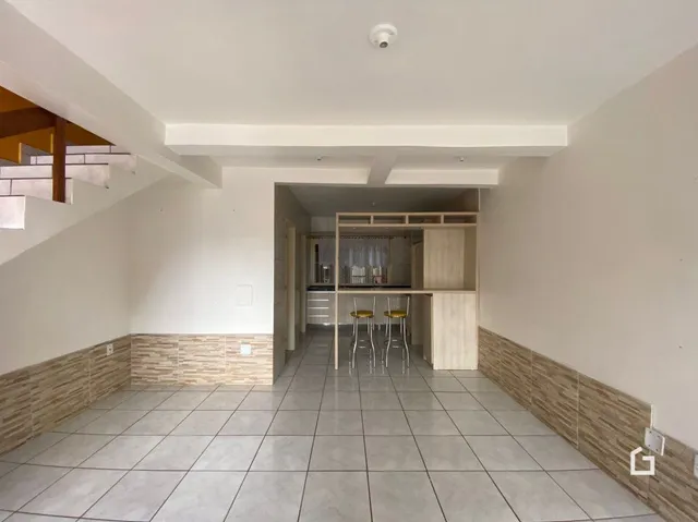 Hall de entrada com piso de cerâmica e teto branco